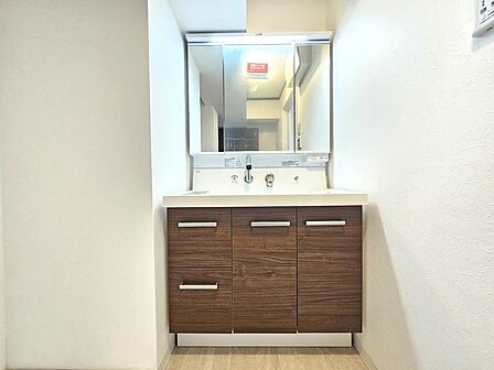 清潔感溢れるスタイリッシュなデザインの洗面化粧台。