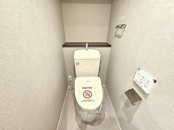 トイレには快適な温水洗浄便座付き。