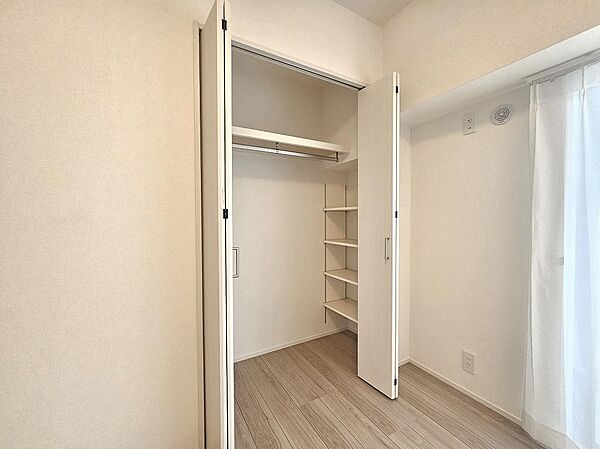 全室に収納があるので、家族みんなの荷物が片づけられます。