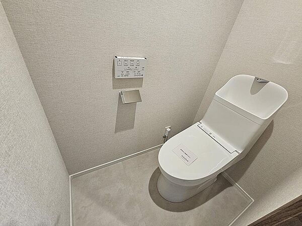 トイレには快適な温水洗浄便座付き。