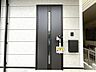 玄関：重厚感があるスリット入り鋼製玄関ドア！
