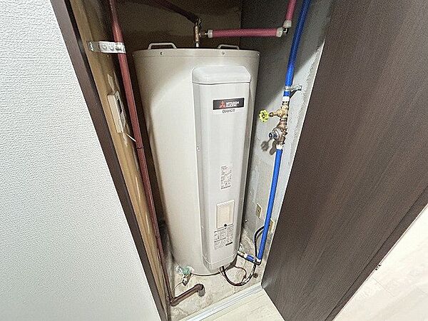 電気温水器。