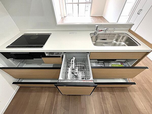 お掃除らくらくのIHクッキングヒーター、家事効率UPの強い味方、食器洗浄乾燥機付！