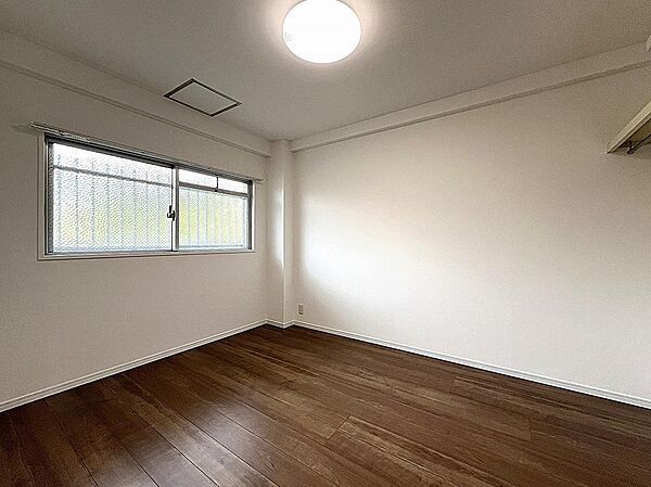 洋室3、お掃除楽々フローリングのお部屋！