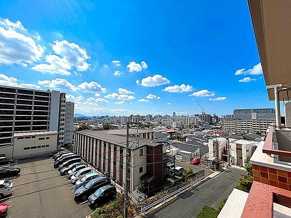 南東側バルコニーから中央区六本松方面を望みます！
