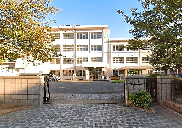 福岡市立吉塚中学校：580ｍ、徒歩8分！