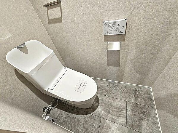 トイレには快適な温水洗浄便座付き。