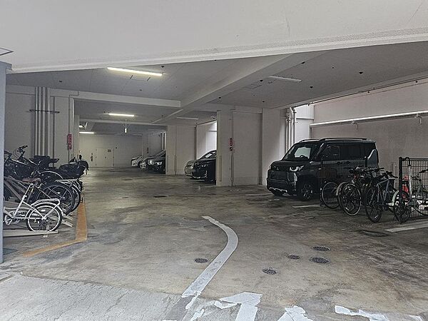 敷地内駐車場1住戸1台利用可：月額5000円～8000円