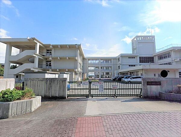 福岡市立柏原小学校：600ｍ、徒歩8分！