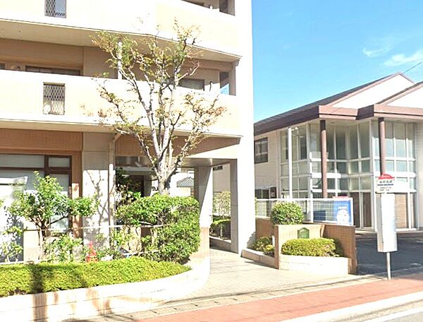 マンションエントランス前にバス停があり便利！