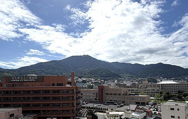 バルコニーから皿倉山を一望！