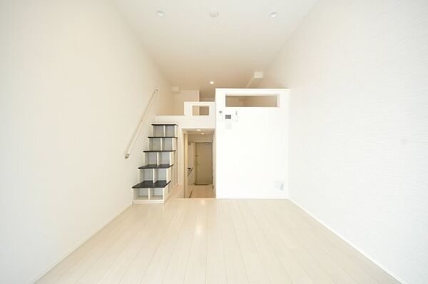 画像4:白を基調とした明るい居住空間。天井高もあり開放的な空間です！