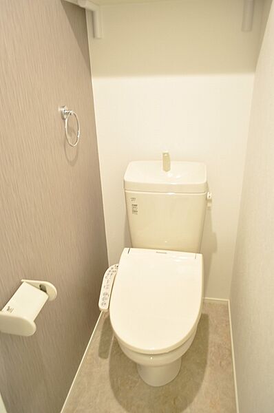 画像8:温水洗浄便座付きのＷＣスペース。シックなデザインのお手洗い 