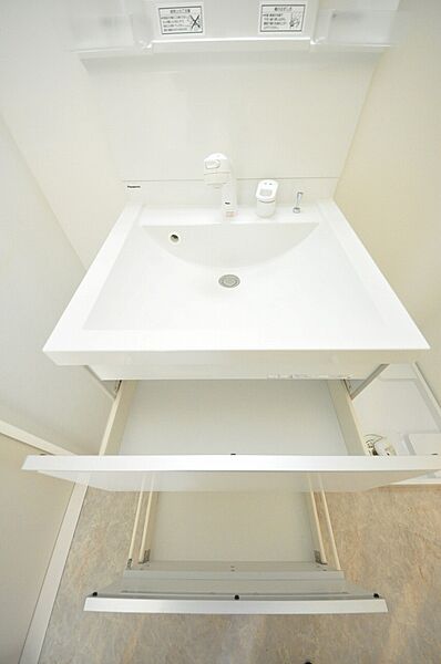 画像24:洗面台の下は、使い勝手の良い引き出し収納となっています。