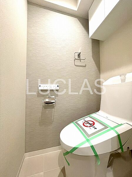 タンクレスのトイレはお手入れも簡単で節水効果も嬉しい仕様。手洗い場もついて高級感があります。