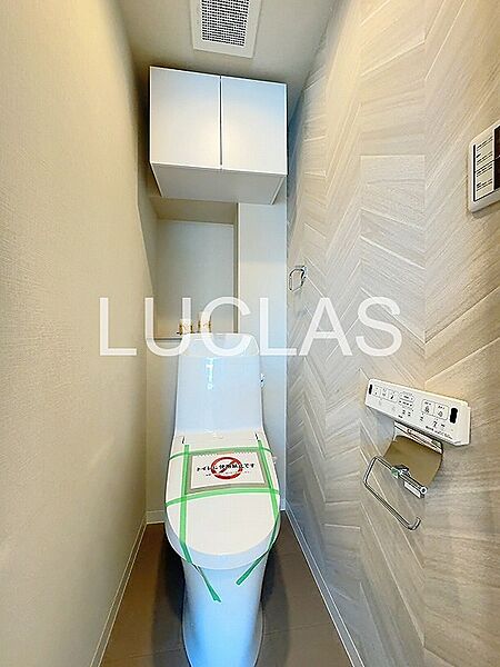 清潔感のあるトイレは、快適な暮らしに欠かせません。収納も備え付けられており、すっきりとした空間を保てます。