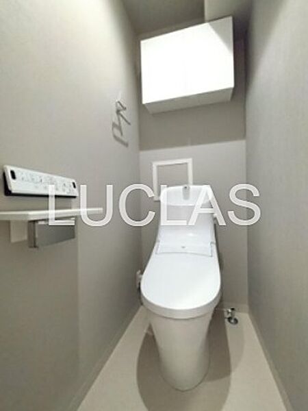 清潔感のある空間で、気持ちよくお使いいただけるトイレです。上部には収納スペースも備わっています。