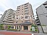 外観：茶系の外壁で落ち着いた印象のマンションです。エントランス周りは植栽もあり、手入れの行き届いた共有部が魅力です。