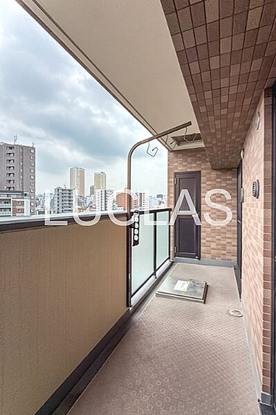 都市の眺望が広がるバルコニー。開放感あふれる空間で、洗濯物も気持ちよく乾かせます。