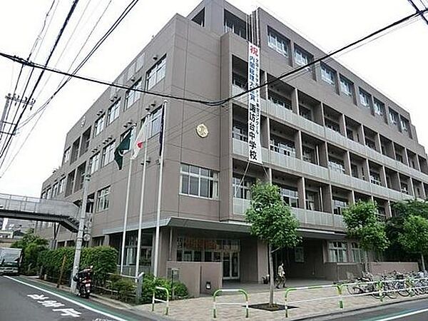 荒川区立諏訪台中学校（620m）