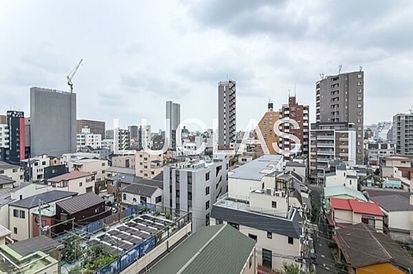 都市の活気を感じさせる眺望。空の広がりと街並みが調和し、日々の暮らしに開放感を演出します。