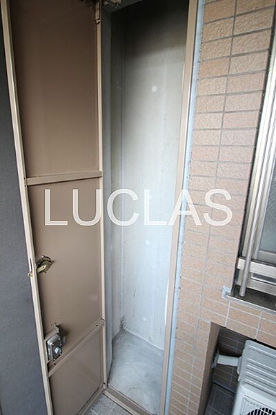 玄関脇には便利な物入れがあります。傘立てや清掃用品の収納に活用でき、住まいをすっきりと保てます。