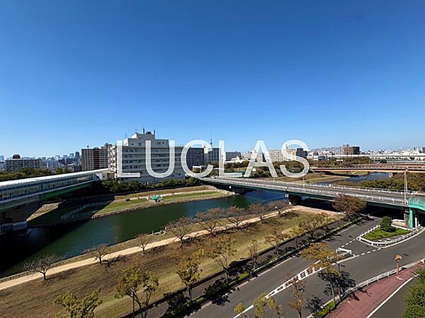 広がる青空と川の流れが心地よい開放感を演出。街並みを一望できる、爽快なリバービューが魅力です。