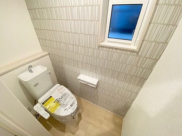 快適なシャワートイレ。1、2階にトイレあります。階段を降りなくてもいいので便利ですね。トイレには窓があるので、換気にもいいですね。