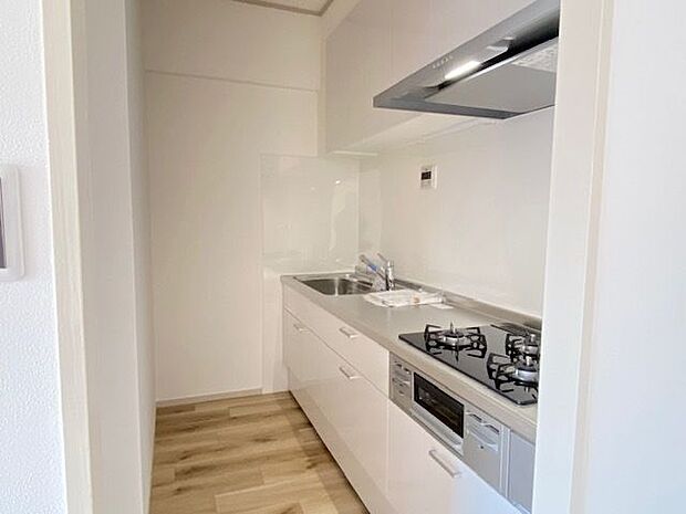 調理動線を考慮したシステムキッチンで、快適にお料理ができます！壁付けキッチンなのでお部屋のスペースをほぼ無駄なく活用できます。