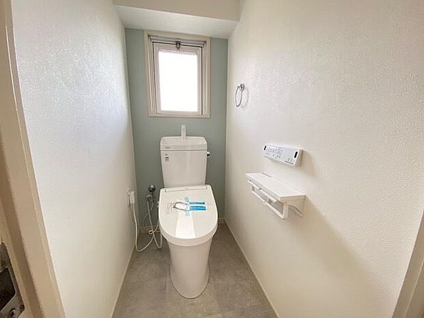 快適なシャワートイレ。トイレには窓があるので、明るく換気にもいいですね。白を基調とした清潔感のあるトイレです。奥のアクセントカラーの壁がお洒落ですね。