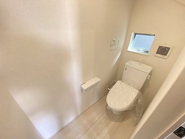 1階、2階どちらにも節水省エネ仕様のシャワートイレを採用しています。バリアフリーに配慮して便座から立ち上がりやすくする手すり、また棚やタオル掛けも設けています。
