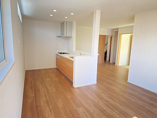 床は、バリアフリーでご年配の方や障害のある方にも安心です。お掃除もしやすそうですね。LDKと和室併せて約21帖の広々空間。