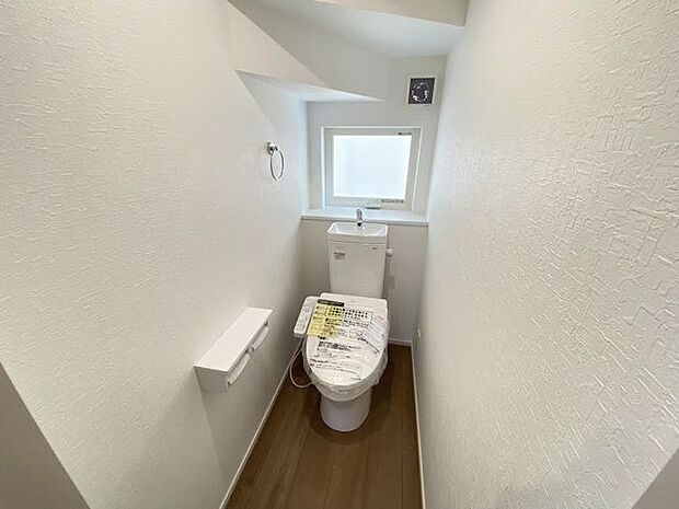 快適なシャワートイレ。1、2階にトイレあります。階段を降りなくてもいいので便利ですね。トイレには窓があるので、明るく換気にも良く飾り棚があります。観葉植物などを置いても良さそうですね。