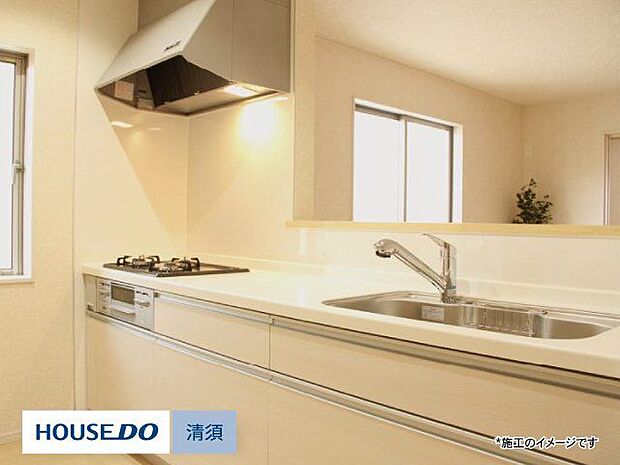 (キッチン施工例です)シンプルな扉割のキャビネットで広々とした凸型シンクに洗剤ポケットを標準装備。シンクにはシャワーヘッドが着いていて大きい鍋やシンク掃除もらくらく♪家事もはかどりそうです。