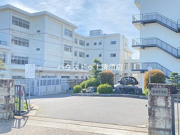 清洲中学校清洲中学校：生徒約600人　学級：20　校訓「強く正しく優しく明るく至誠の人となれ」命を大切にし実践力に富み　豊かでこれらの社会に必要とされる生徒育成 2960m