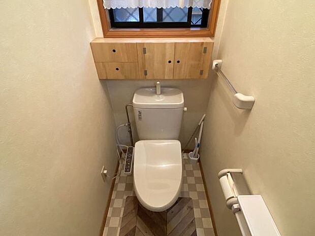 1、2階にトイレあり。階段を降りなくてもいいので便利ですね。扉付きの収納と棚があります