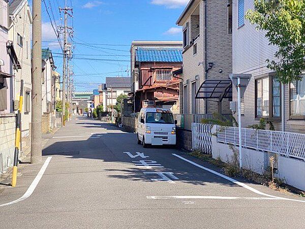 西側(公道)幅 約7.3mあります。