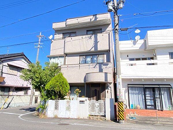 コンビニ・スーパー徒歩3分、公園まで徒歩5分、病院まで徒歩10分です。