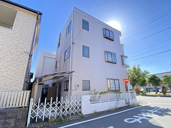 カーポート付きの1台分の駐車場あります♪