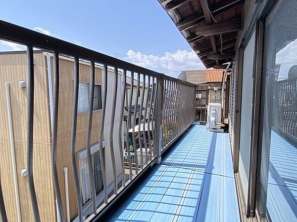 南に面したバルコニーは、お洗濯物もよく乾きそうですね。ワイドなバルコニーで洗濯物が沢山あっても安心ですね。