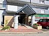 エントランス：ゆるやかなスロープがあり、ベビーカー、車椅子、シルバーカーなど安心で荷物の搬入も楽そうです。