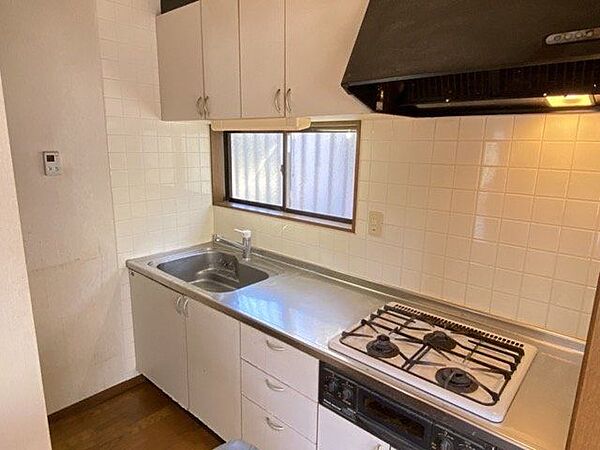 壁付けキッチンなのでお部屋のスペースをほぼ無駄なく活用できます。たっぷり収納できそうなキッチン収納。お鍋やお皿、食料品のストックなどなど！使い勝手の良い収納で家事もスムーズに♪