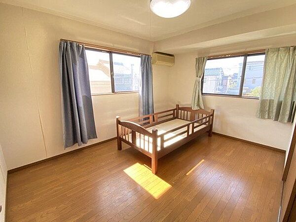 2階洋室です。フローリングの茶色が優しく落ち着きますね。日当たり、風通しも良さそうで天気のいい日にのんびりしたいお部屋です。