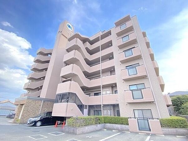 コンビニ徒歩3分、ドラッグストアー徒歩8分、スーパー・病院まで徒歩10分です。