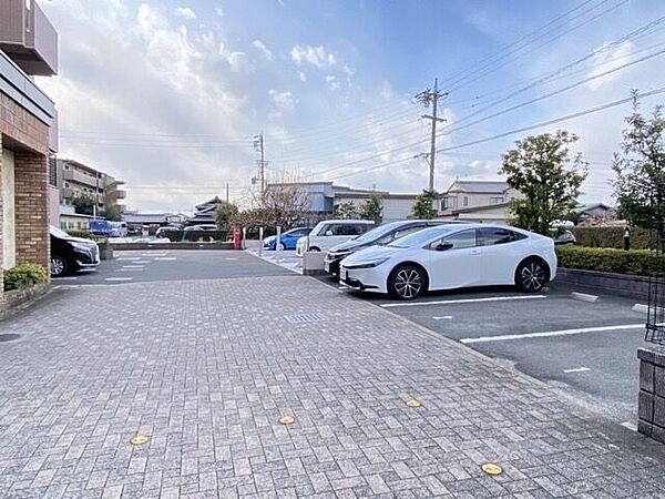 駐車場の通路が広く車も停めやすそうです。