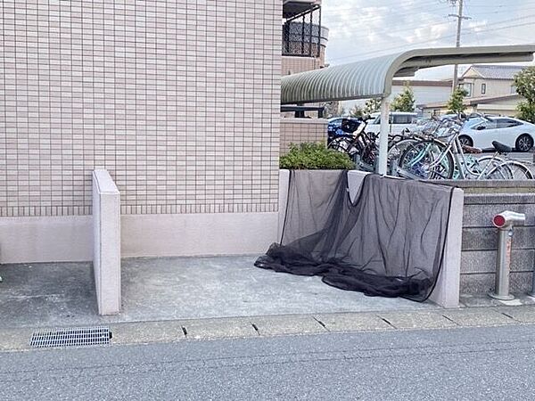 共有部分はきれいに清掃されています。ネット付きでカラスや動物などに荒らされにくそうです。