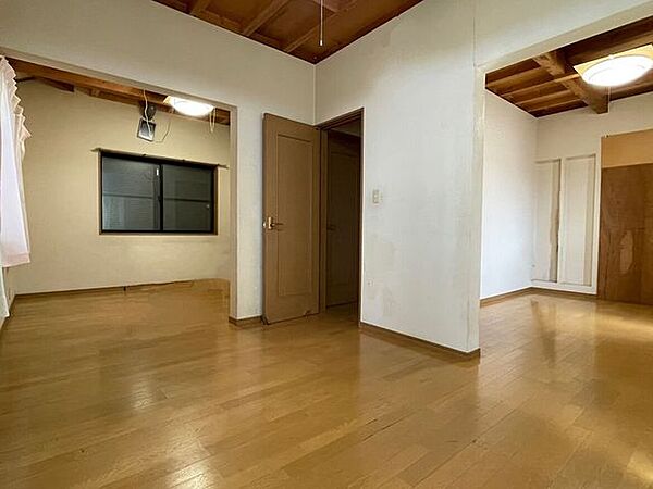 （居住中につき一部画像修正しています。）2階西側角の洋室の様子です。