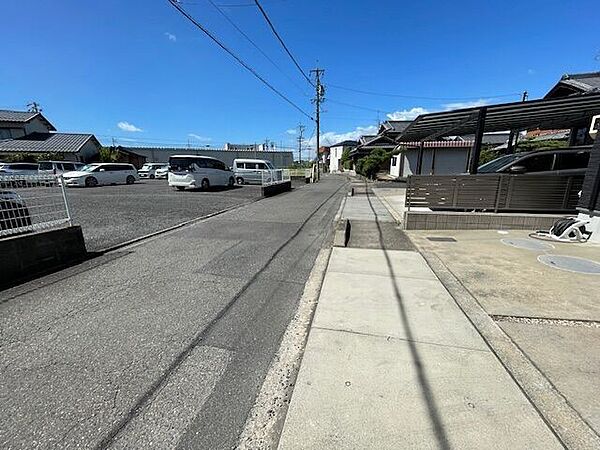 西側前面道路　約5.5ｍございます。