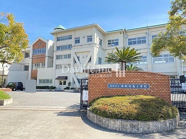 清須市立西枇杷島小学校 西枇杷島小学校　生徒数：約500人　学級数：19　8月の目標「夏休みを楽しく安全に過ごそう」　教員数：27　教員一人当たり生徒18.5人