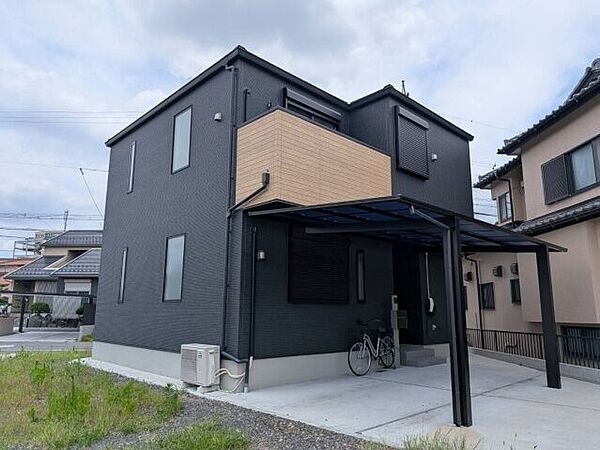 デザインがとてもオシャレな外観です。 2台分の駐車スペースあります。雨の日も安心！カーポートつき♪